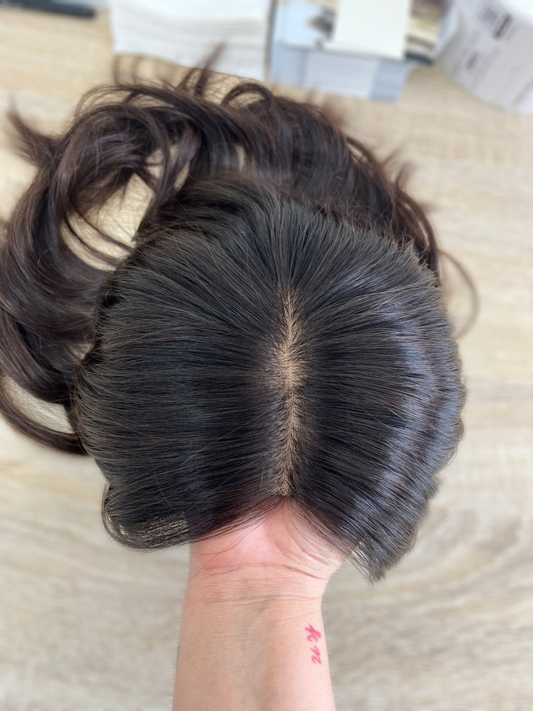 A 100% finest quality lightly worn human hair silk top topper. Hair toppers seamlessly blend with your own hair and are the ultimate solution to hair loss and thinning hair. This is a great option for women with alopecia and thin hair to find a high quality hair piece at a discount. 